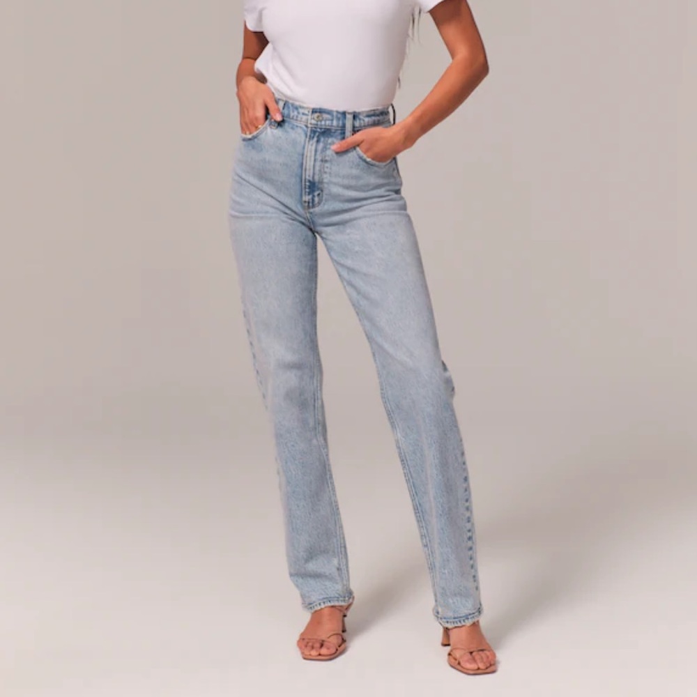 Abercrombie Ultra High Rise 90s Straight Jeans in Light Wash Size 32